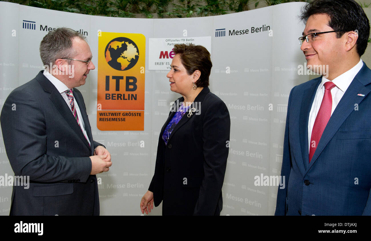 Berlin, Deutschland. 19. Februar 2014. Der Direktor des mexikanischen Fremdenverkehrsamtes, Vicente Salas Hesselbach (R-L), mexikanischer Botschafter Patricia Espinosa Cantellano und ITB Leiter David Ruetz bei einem Fototermin in der mexikanischen Botschaft in Berlin, Deutschland, 19. Februar 2014 abgebildet sind. Die Internationale Tourismus-Börse Berlin (ITB) Tourismus Messe findet vom 05 bis 9. März 2014 in Berlin. Mexiko ist das diesjährige Partnerland. Foto: INGA KJER/Dpa/Alamy Live News Stockfoto