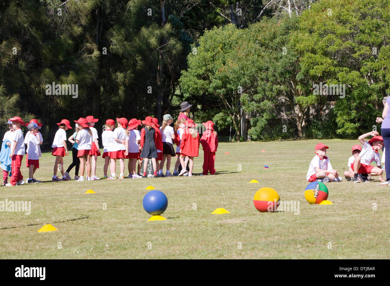 australische Schulkinder, die Teilnahme an Aktivitäten der Schulsporttag Stockfoto