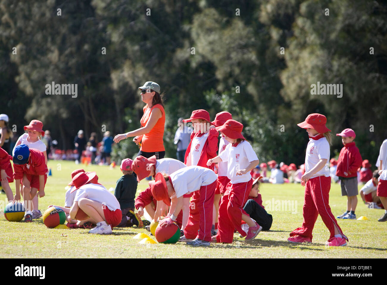 australische Schulkinder, die Teilnahme an Aktivitäten der Schulsporttag Stockfoto