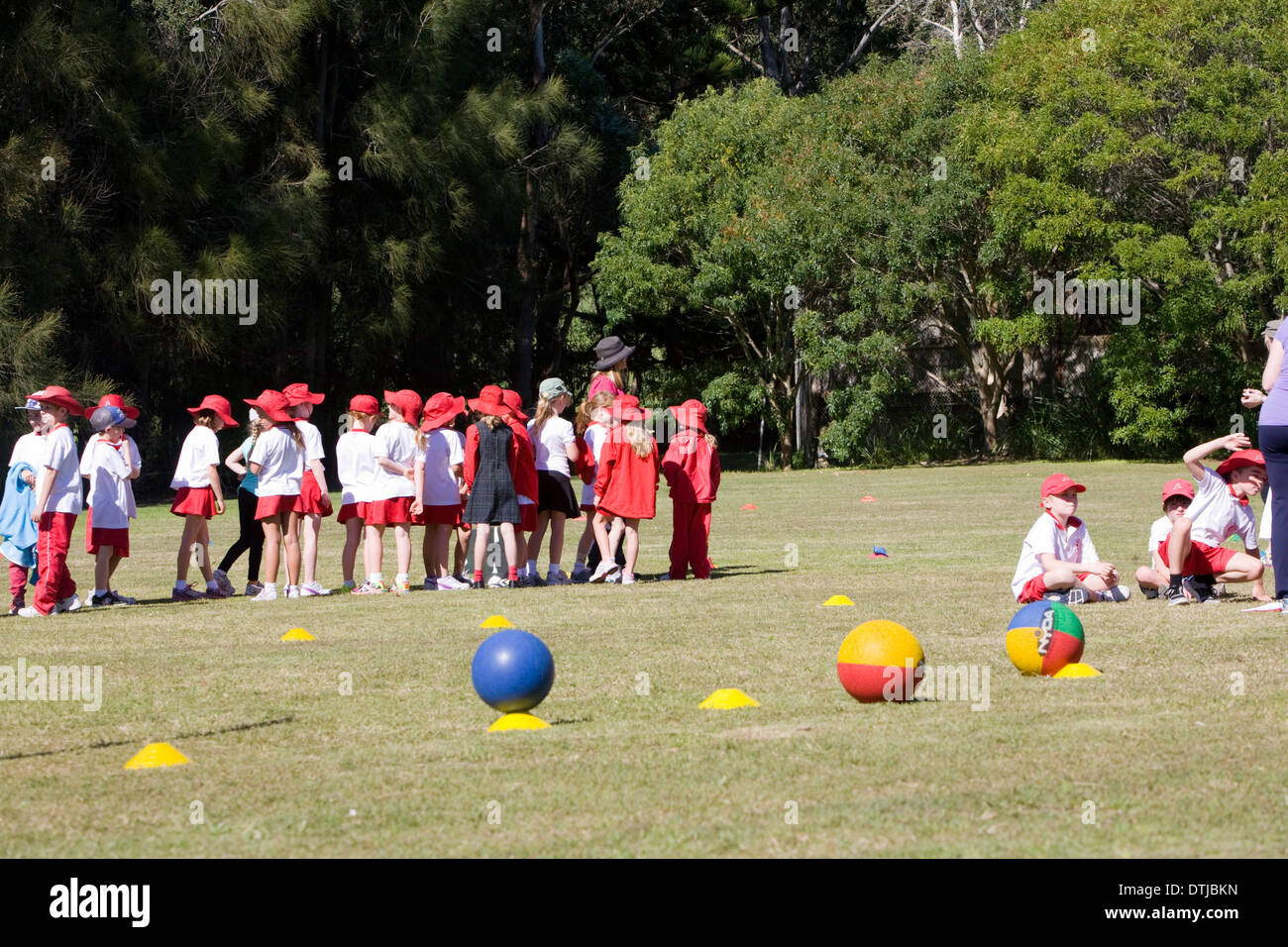 Australische Grundschülerinnen, die an Schulsportaktivitäten teilnehmen, Sydney, NSW, Australien Stockfoto