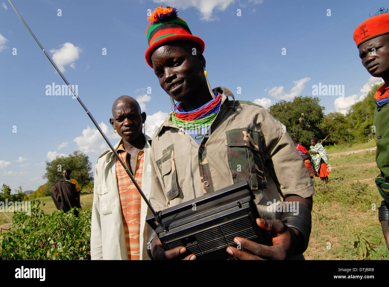 Uganda Karamoja Kotido, Karimojong Menschen, pastorale Stamm, junger Mann mit radio Stockfoto
