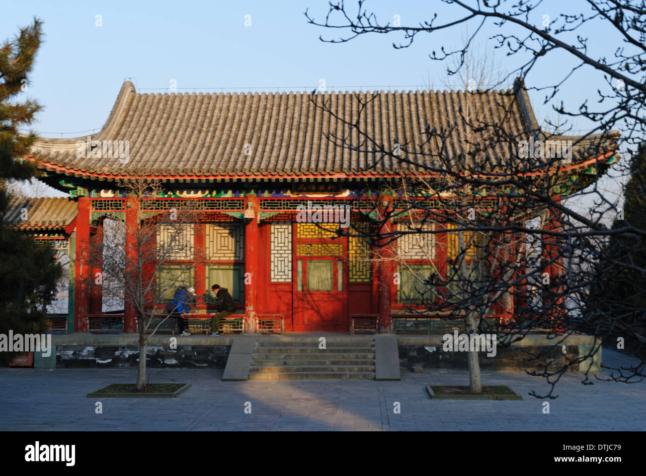 Zwei Männer spielen ein Brettspiel in einem Pavillon im Sommerpalast in Peking. China Stockfoto