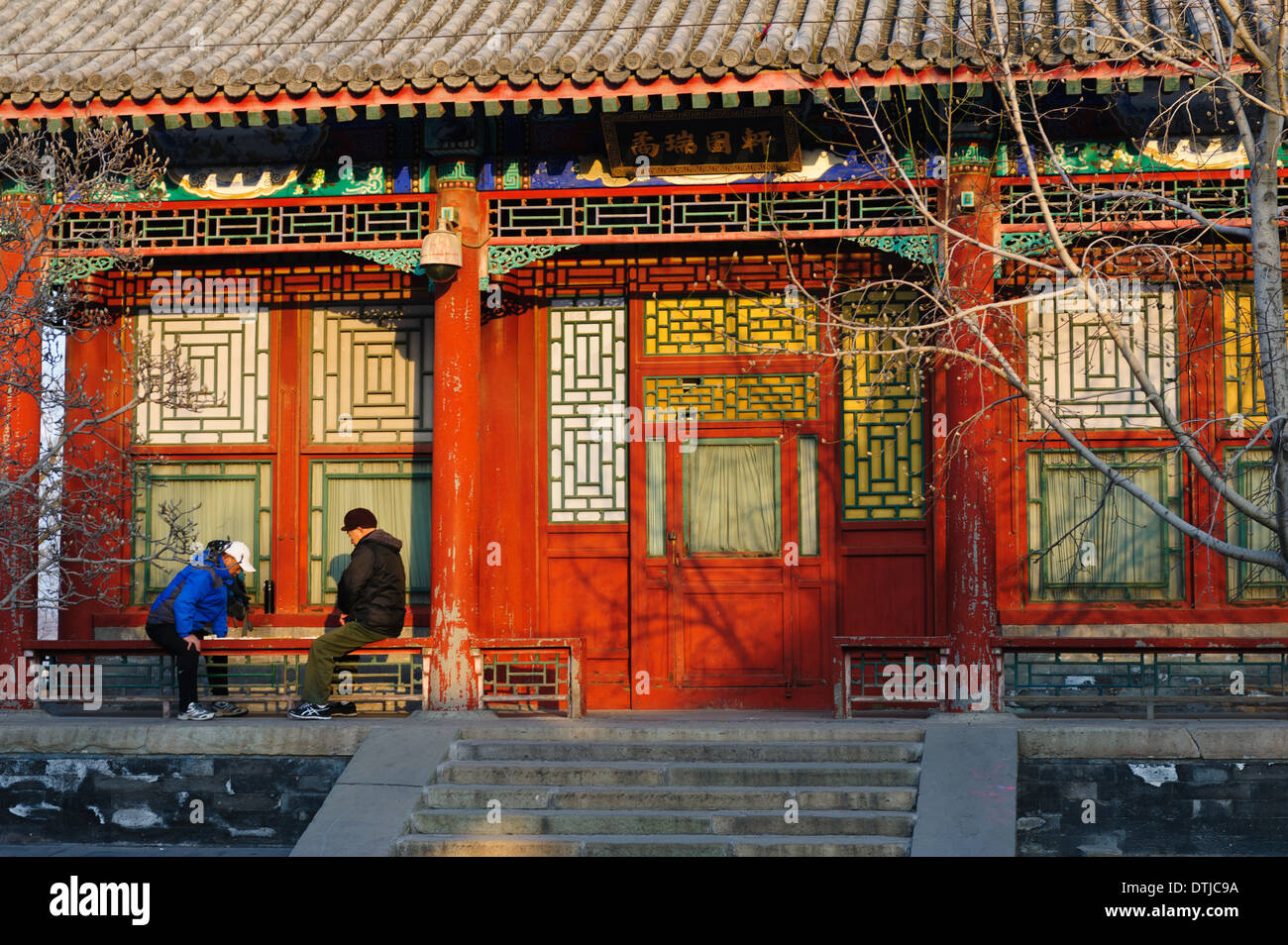 Zwei Männer spielen ein Brettspiel in einem Pavillon im Sommerpalast in Peking. China Stockfoto