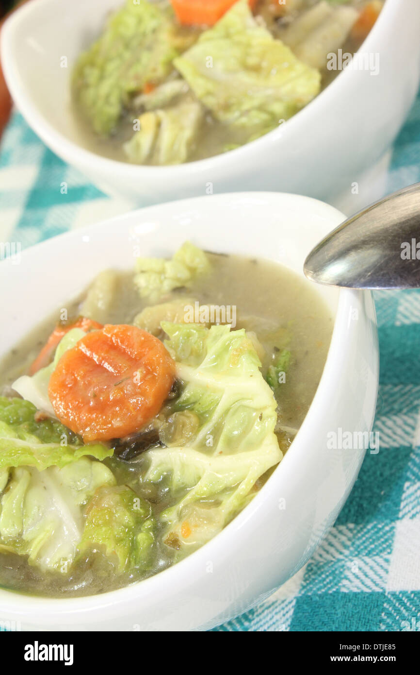 Savoy Cabbage Eintopf in Schalen auf einem hellen Hintergrund Stockfoto