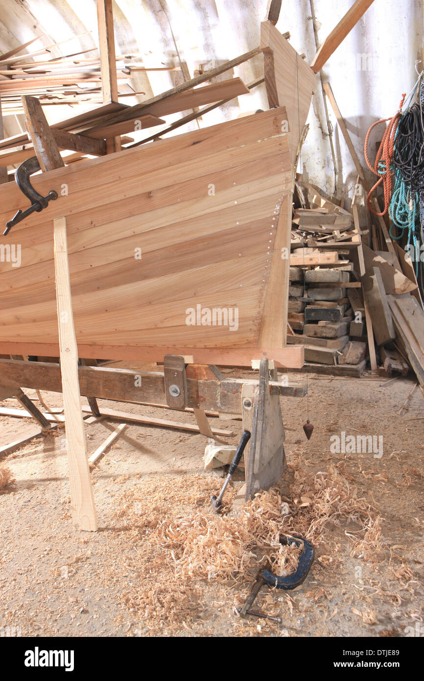 Dave Currah Aufbau einer Pilot-Gig in Looe, Konzerte werden verwendet für den Rennsport entlang der Küste, er ist einer der wenige Handwerker machen. Stockfoto