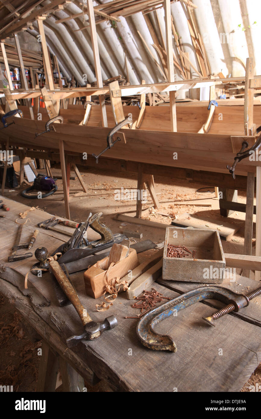 Dave Currah Aufbau einer Pilot-Gig in Looe, Konzerte werden verwendet für den Rennsport entlang der Küste, er ist einer der wenige Handwerker machen. Stockfoto