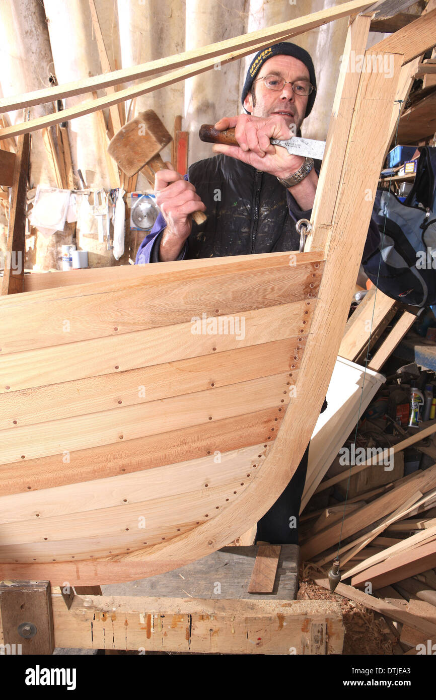 Dave Currah Aufbau einer Pilot-Gig in Looe, Konzerte werden verwendet für den Rennsport entlang der Küste, er ist einer der wenige Handwerker machen. Stockfoto