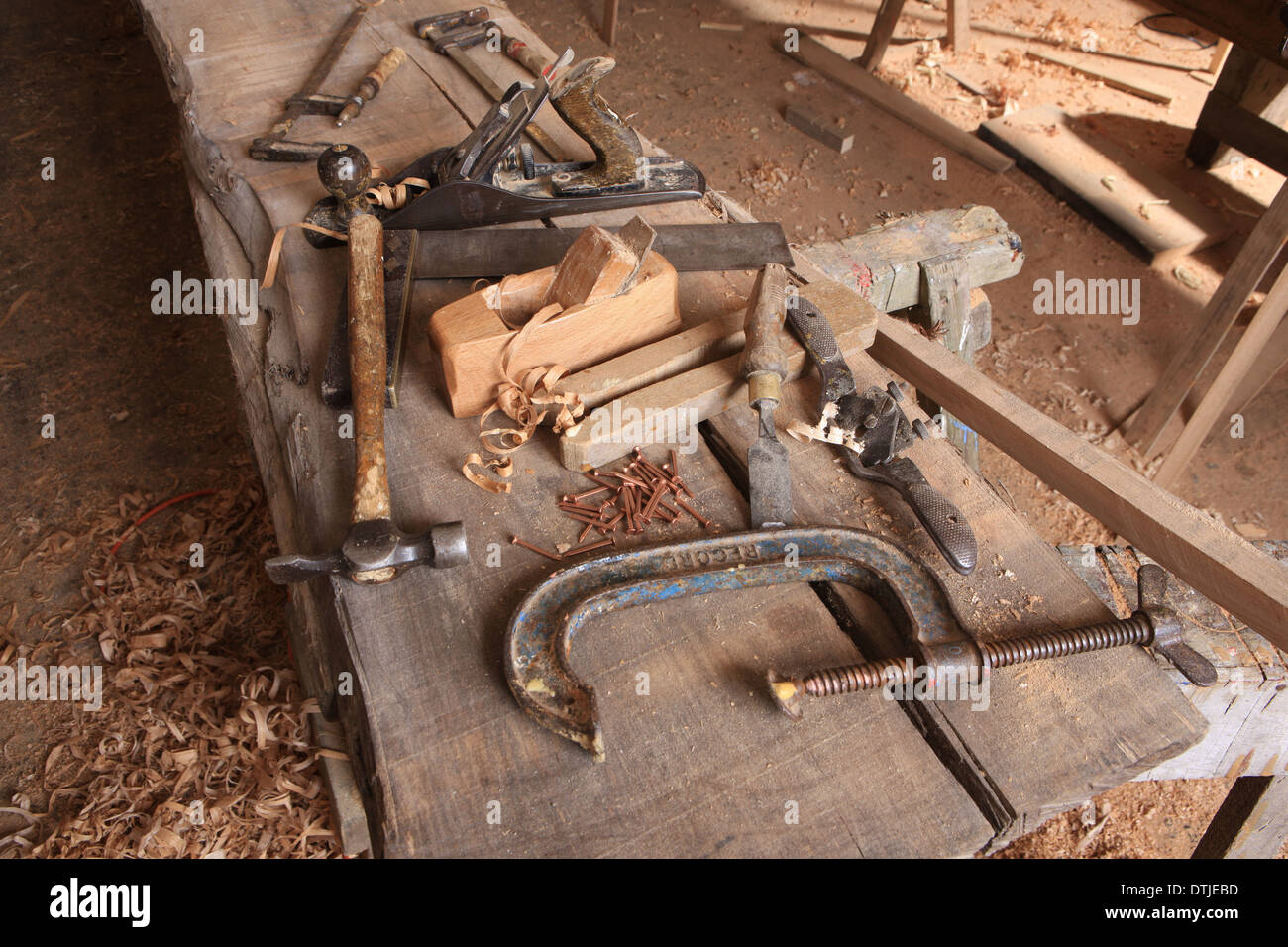 Dave Currah Aufbau einer Pilot-Gig in Looe, Konzerte werden verwendet für den Rennsport entlang der Küste, er ist einer der wenige Handwerker machen. Stockfoto