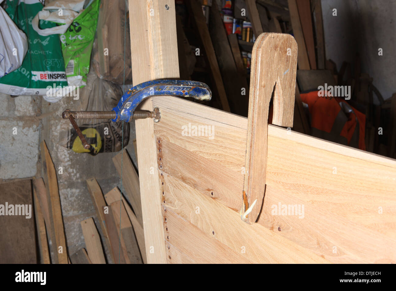 Dave Currah Aufbau einer Pilot-Gig in Looe, Konzerte werden verwendet für den Rennsport entlang der Küste, er ist einer der wenige Handwerker machen. Stockfoto
