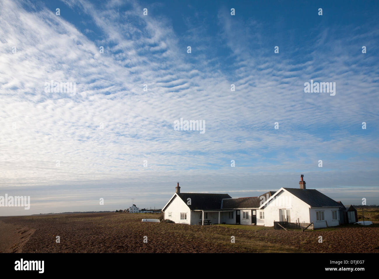 Eine Makrele Himmel oder Buttermilch Himmel von Altocumulus-Wolken über Kies Street, Suffolk, England Stockfoto