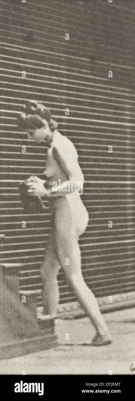 Eine nackte Frau stellte das Wenden und Aufsteigen von Treppen mit einem Krug und einem Kelch dar, die in einem Vintage-künstlerischen Stil festgehalten wurden. Stockfoto