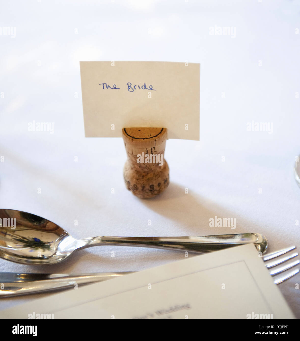 Tisch bei einem Hochzeitsbankett eine Upside-down Kork mit einem Namensschild für die Braut Silber Gabel und Löffel, England Stockfoto
