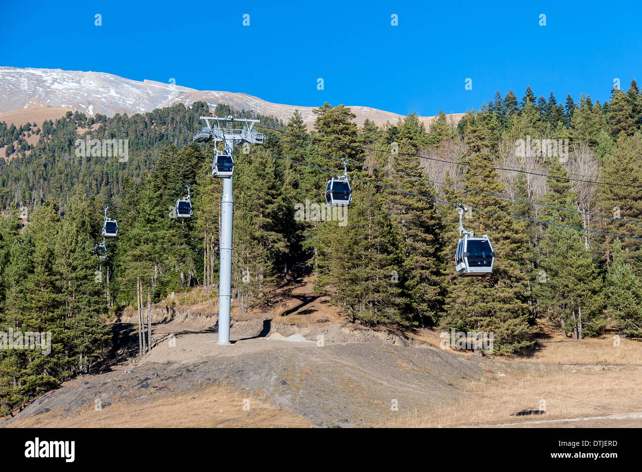 Skilift in den Bergen Stockfoto