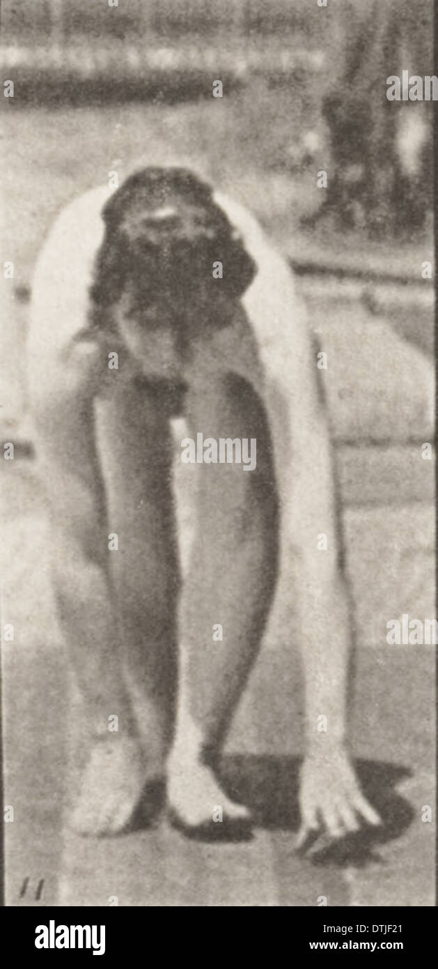 Eine nackte Frau, die auf einem Vintage-Foto festgehalten wird, zeigt eine Figurenstudie und künstlerischen Ausdruck der menschlichen Form. Stockfoto