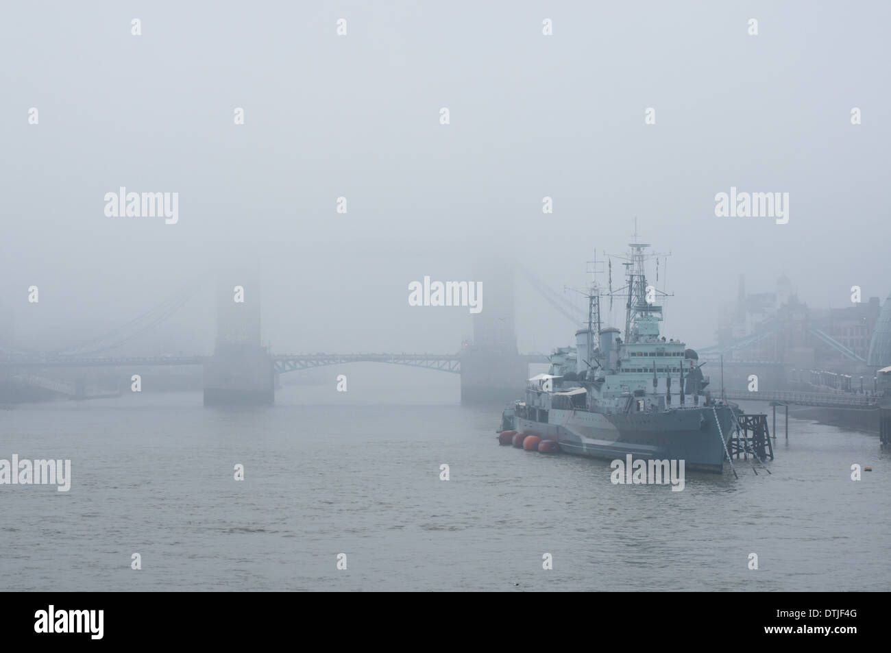 London Fog, Tower Bridge und HMS Belfast an einem nebligen Tag, London England Großbritannien Stockfoto