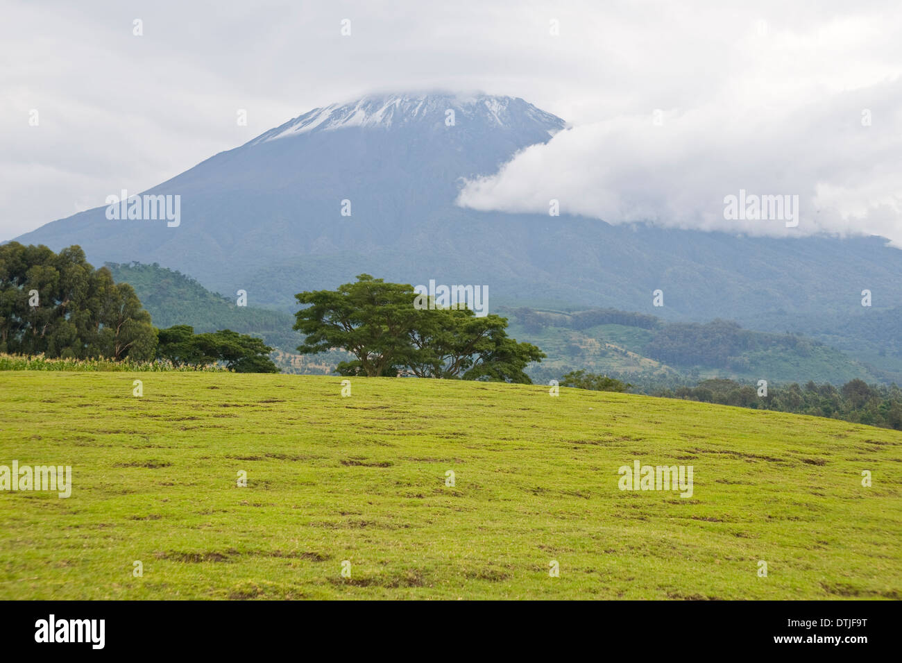 Schnee auf Mt. Meru nach ein paar Tagen heftige Regenfälle in der region Stockfoto