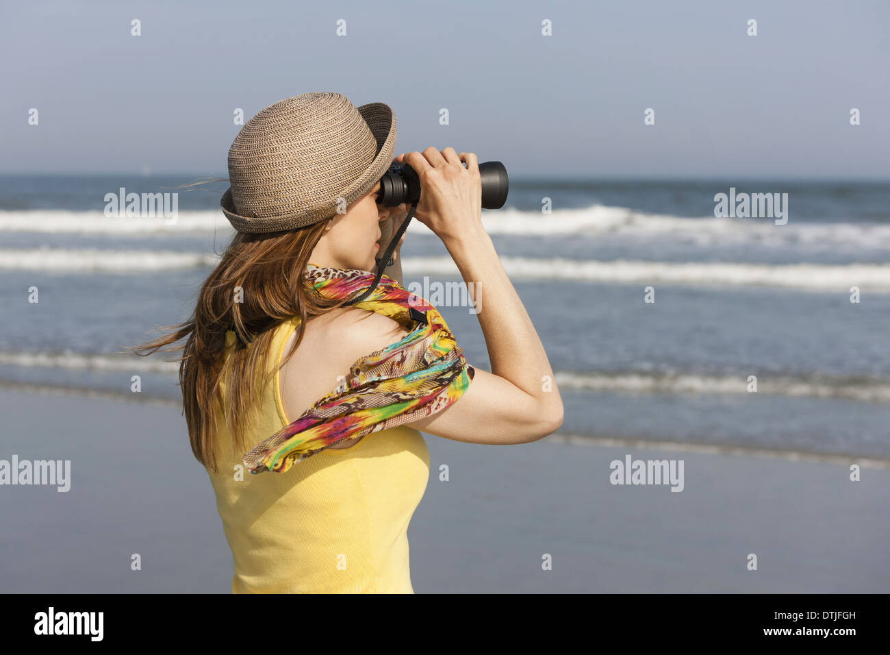 Eine Frau in einem Sonnenhut und Schal am Strand an der Küste von New Jersey bei Ocean City Ocean City New Jersey USA Stockfoto