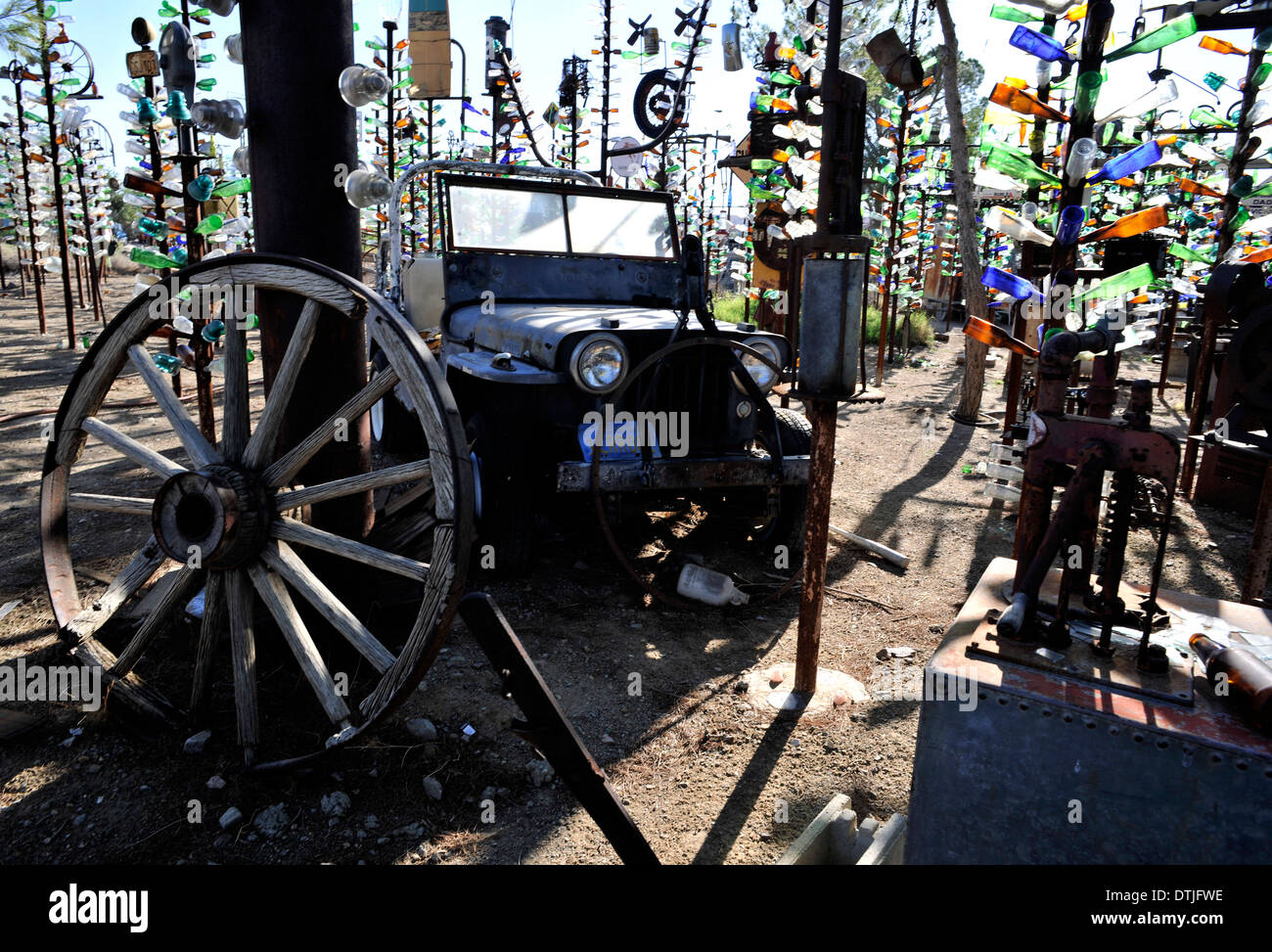 Elmers Flasche Garten oder Flaschenbaum Ranch erstellt von Elmer Long, Route 66, Barstow, Kalifornien. Stockfoto