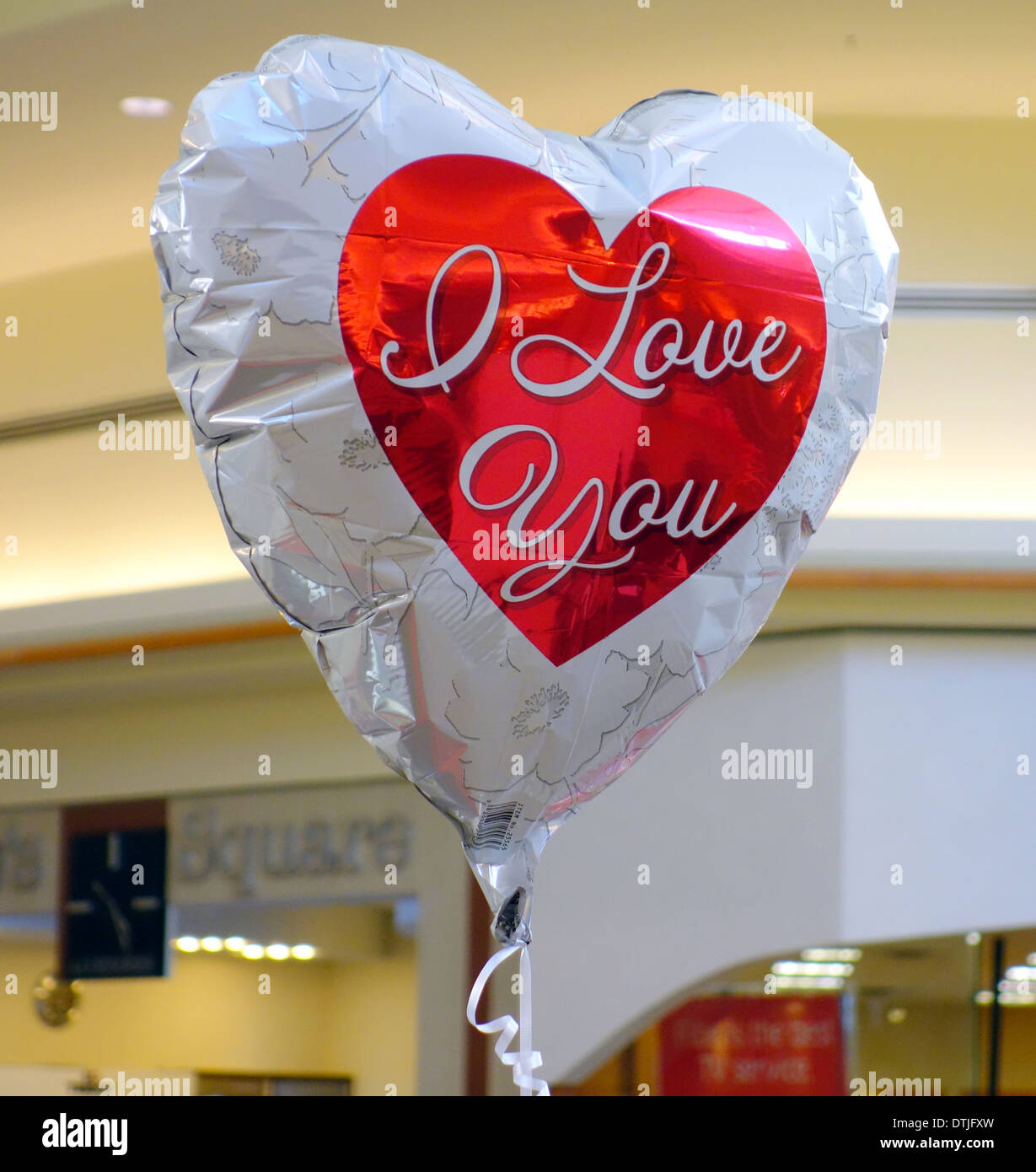 Valentinstag Ballon schwebt in der Luft Stockfoto