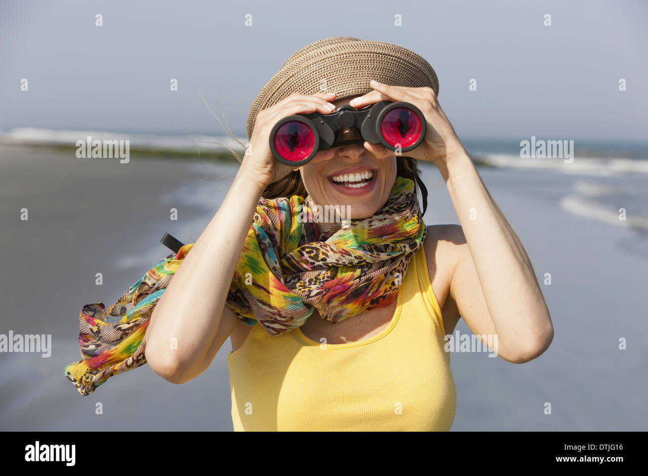 Eine Frau in einem Sonnenhut und Schal am Strand an der Küste von New Jersey bei Ocean City Ocean City New Jersey USA Stockfoto