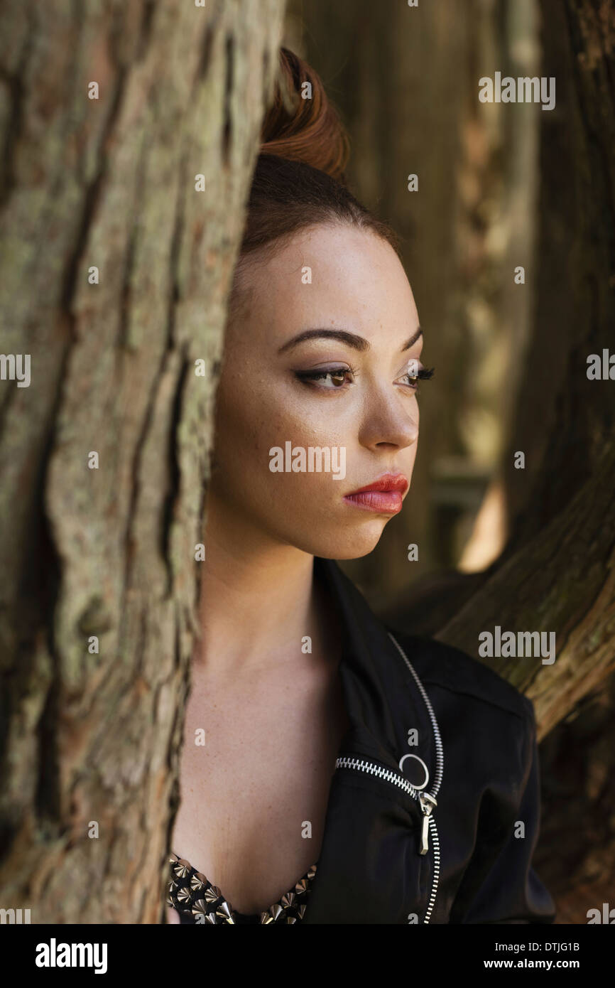 Eine junge Frau trägt Make-up in einer Lederjacke Pennsylvania USA Stockfoto