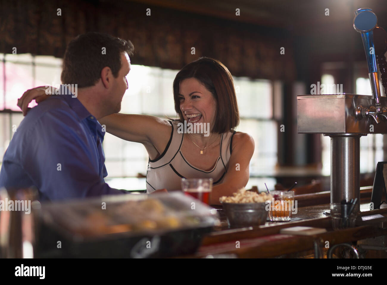 Ein Mann und eine Frau sitzen in einer Bar flirten und reden an einem Datum New Hope, Pennsylvania USA Stockfoto