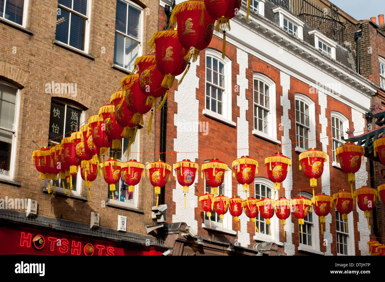 Chinese New Year Dekorationen in der Gerrard Street, Chinatown, Soho, London, WC2, UK Stockfoto