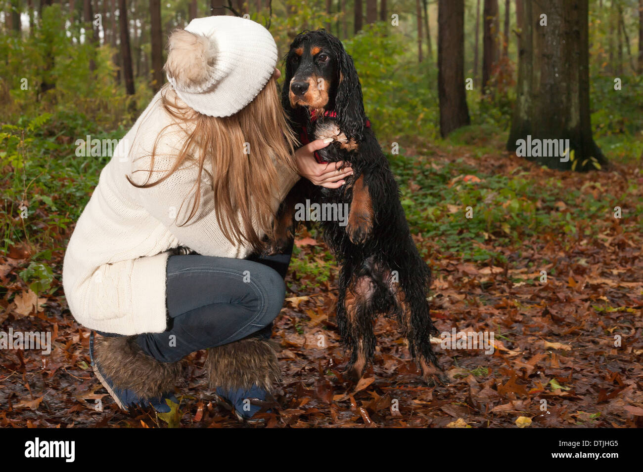 Mädchen und ihr Hund sind ein nassen Spaß im Regen Stockfoto