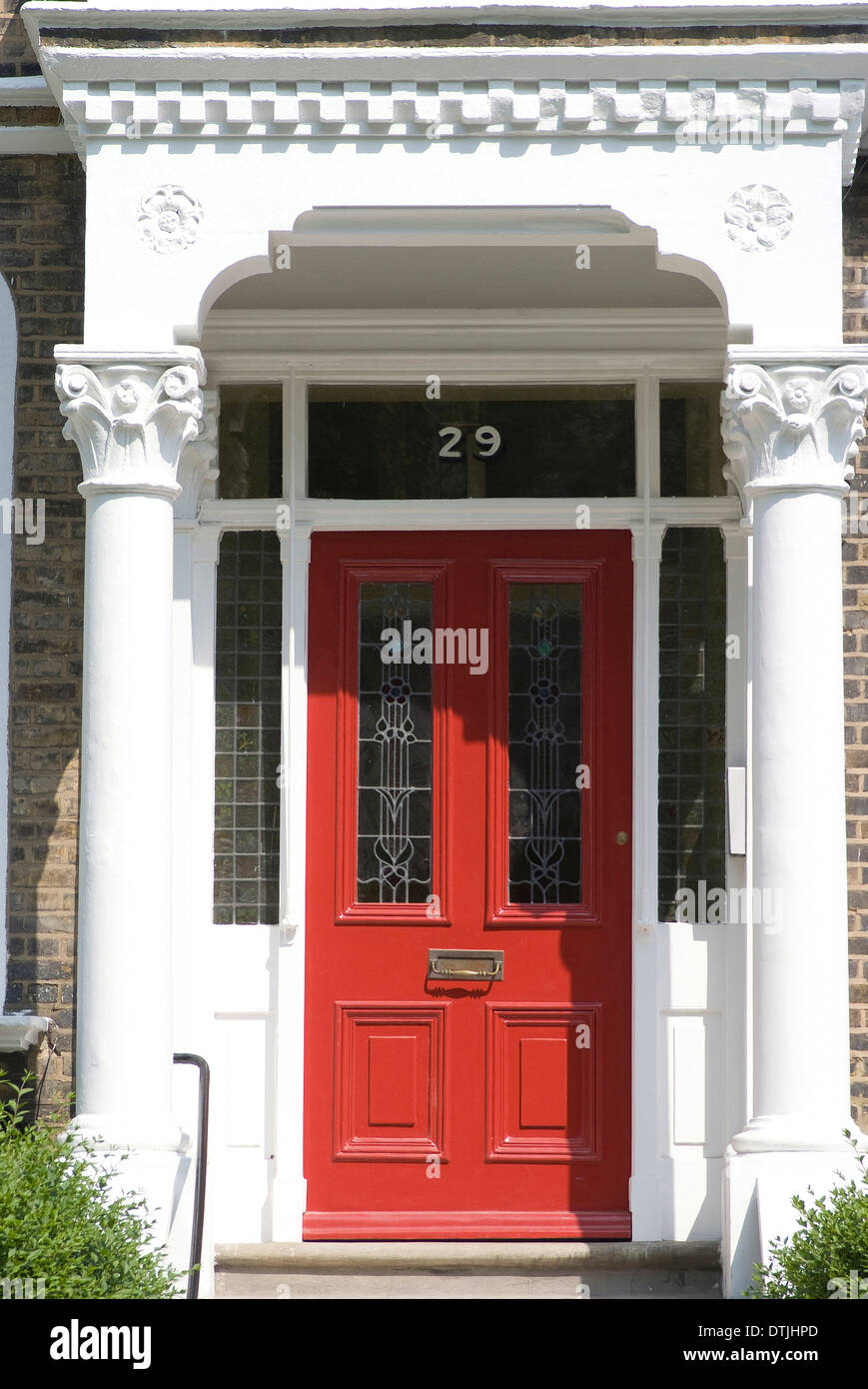 Galant und Tür zu einem großen Wohnanlage, Belsize Park, London, NW1, England Stockfoto