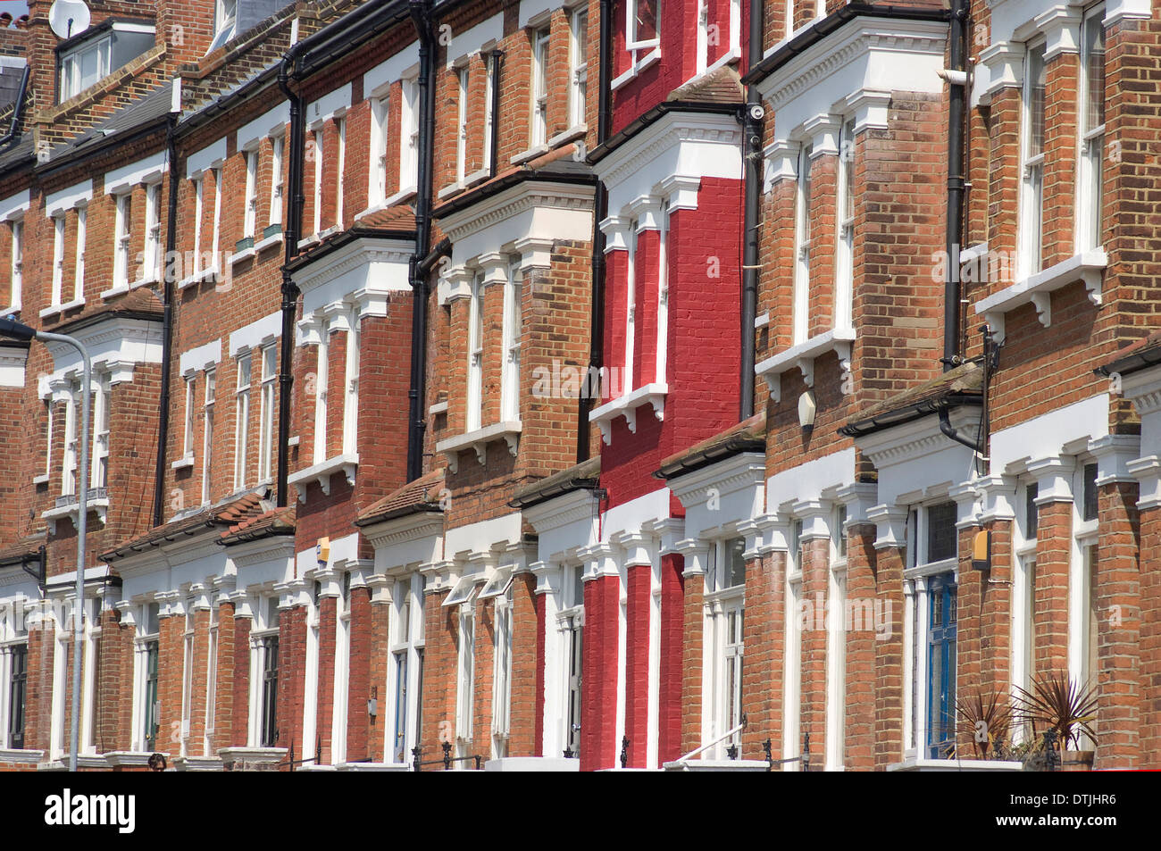 Wohn-Terrasse-Wohnungen, mit einem roten Haus, Belsize Park, London, NW1, England Stockfoto