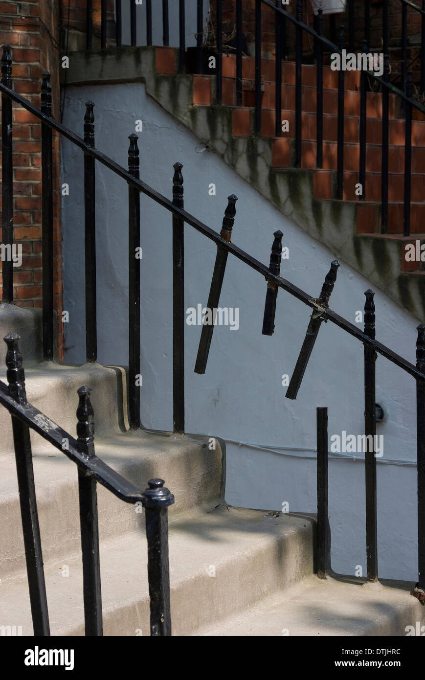 Schritte mit gebrochenen Geländer, Belsize Park, London, NW1, England Stockfoto