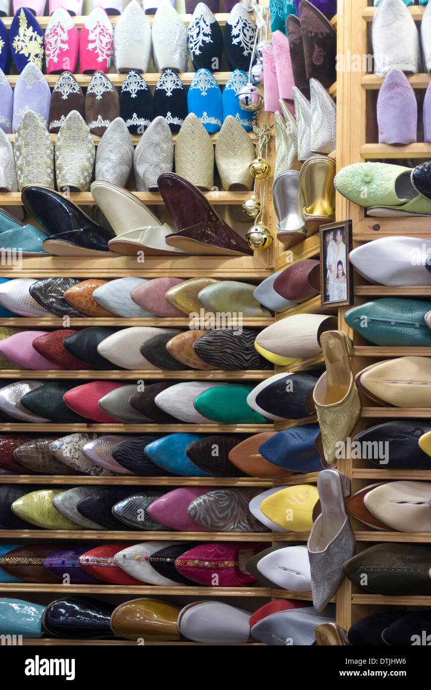 Schuhe und Hausschuhe für Verkauf in den Souk, Fes, Marokko Stockfoto