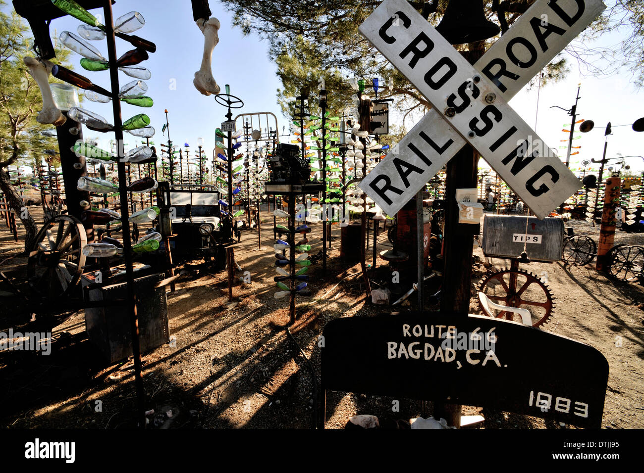 Elmers Flasche Garten oder Flaschenbaum Ranch erstellt von Elmer Long, Route 66, Barstow, Kalifornien. Stockfoto