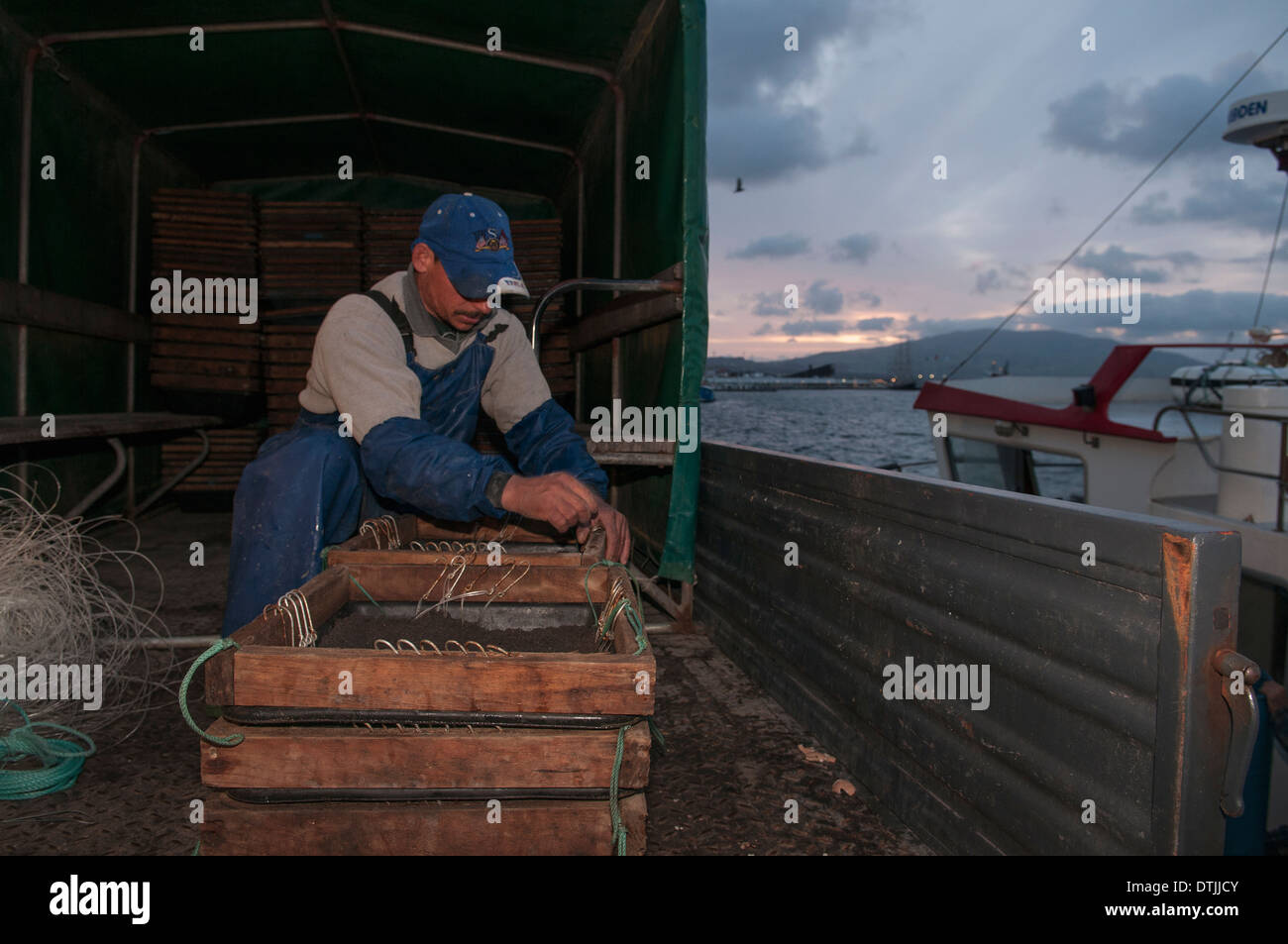 Fischer bereitet lange Reihe Fanggeräte. Sao Miguel, Azoren-Archipels. Stockfoto