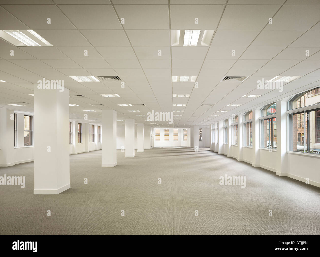 Innere Leere Büroflächen im Geschäftshaus, King Street, Leeds, Yorkshire. Stockfoto