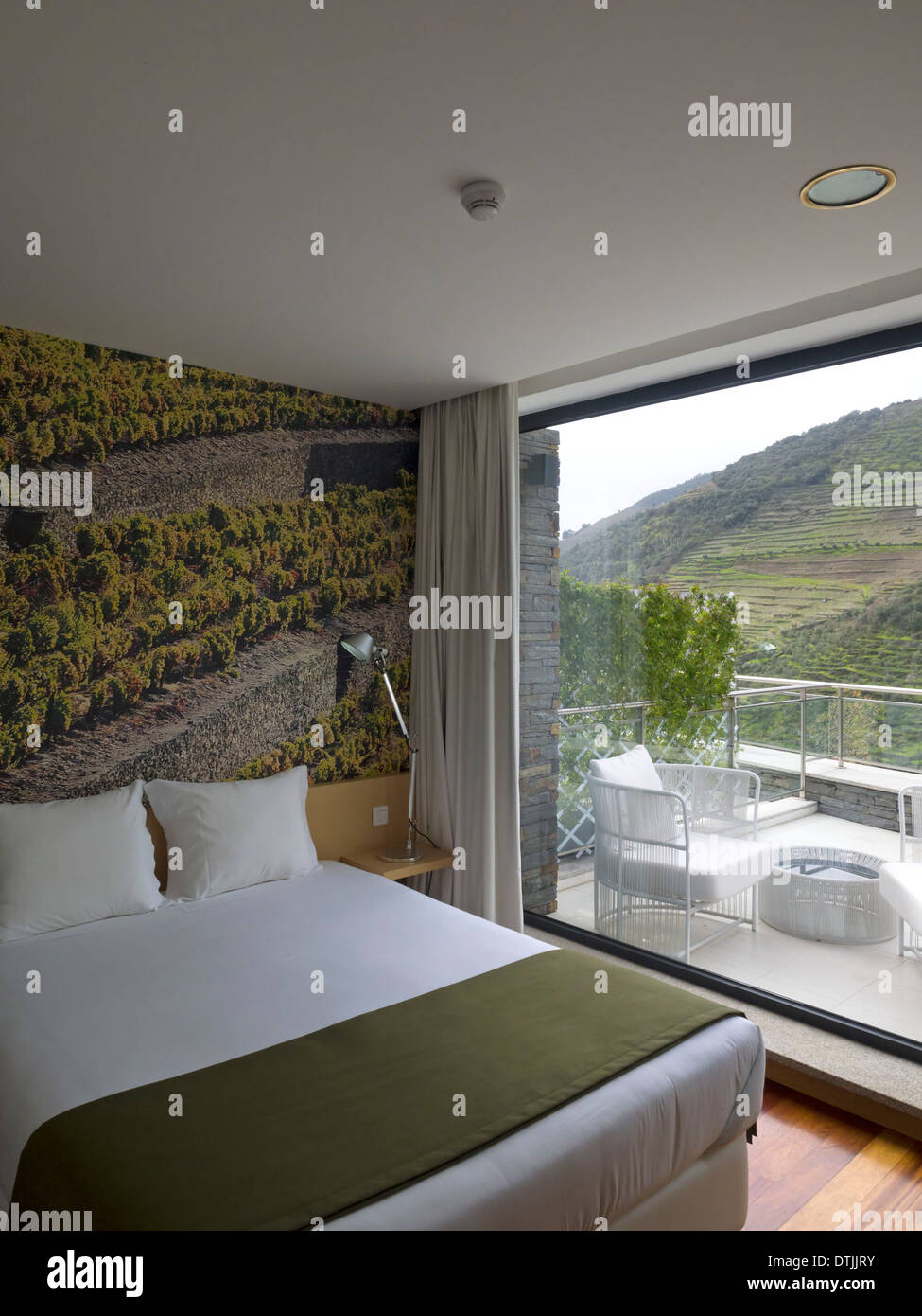 Hotelzimmer mit modernem Design mit Blick auf einem Hügel in der Douro-Region von Portugal Stockfoto