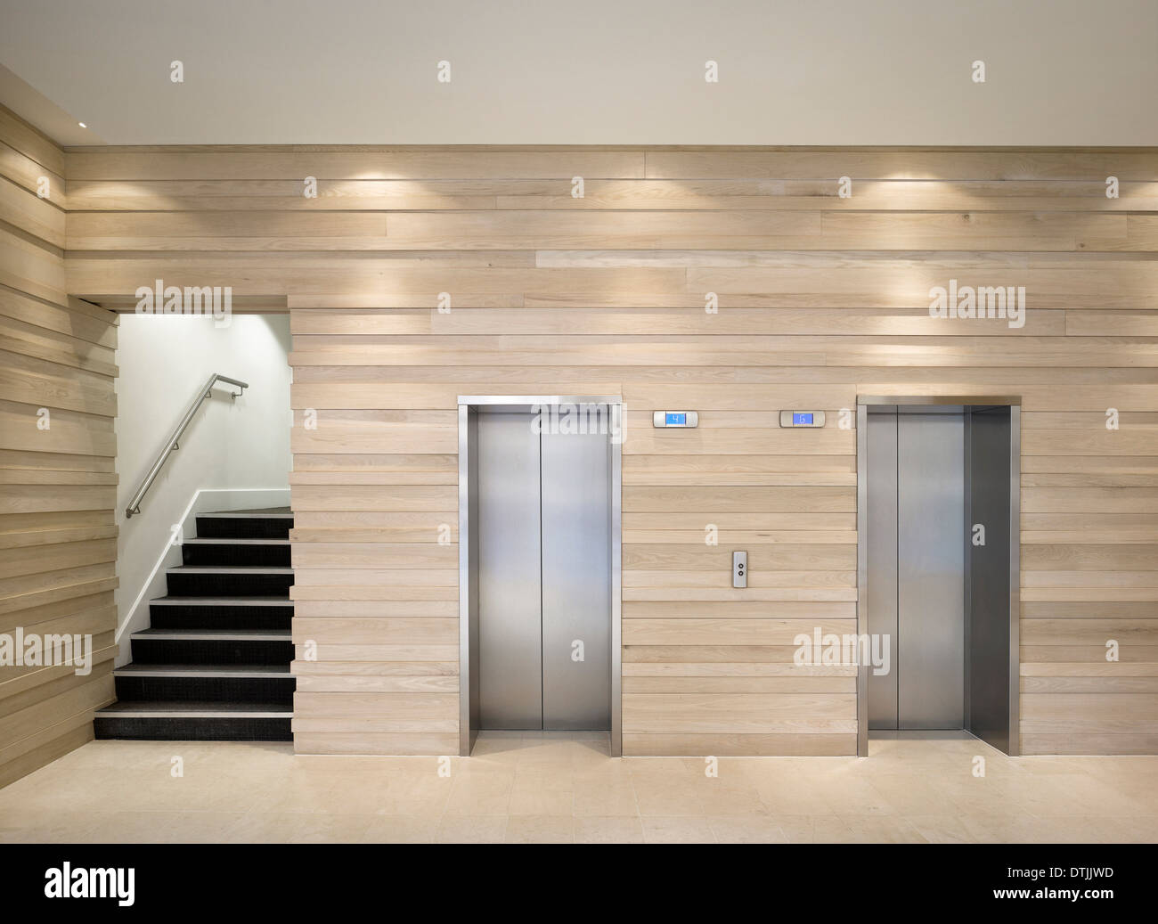 Aufzüge in Lobby des Geschäftshauses, King Street, Leeds, Yorkshire. Stockfoto