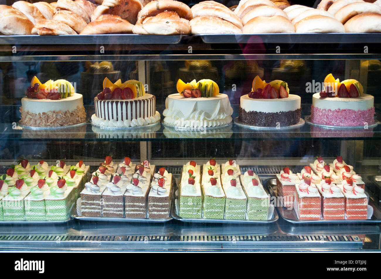 Kuchen in einem Fenster bei Kowloon Restaurant und Bäckerei, Chinatown, Soho, London, WC2, UK Stockfoto
