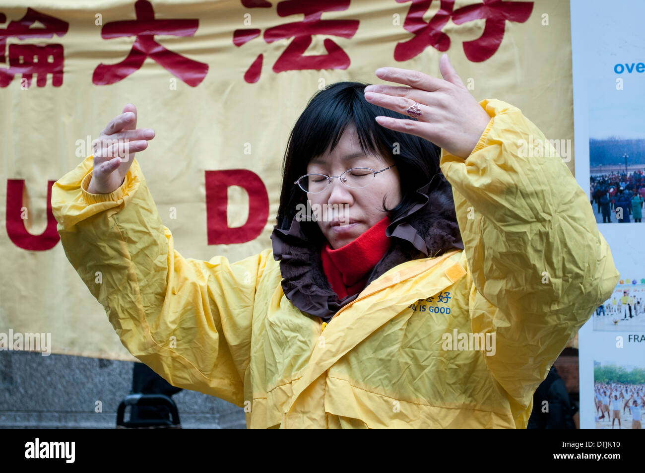 Frau praktizieren von Falun Dafa, Chinatown, Soho, London, WC2, UK Stockfoto