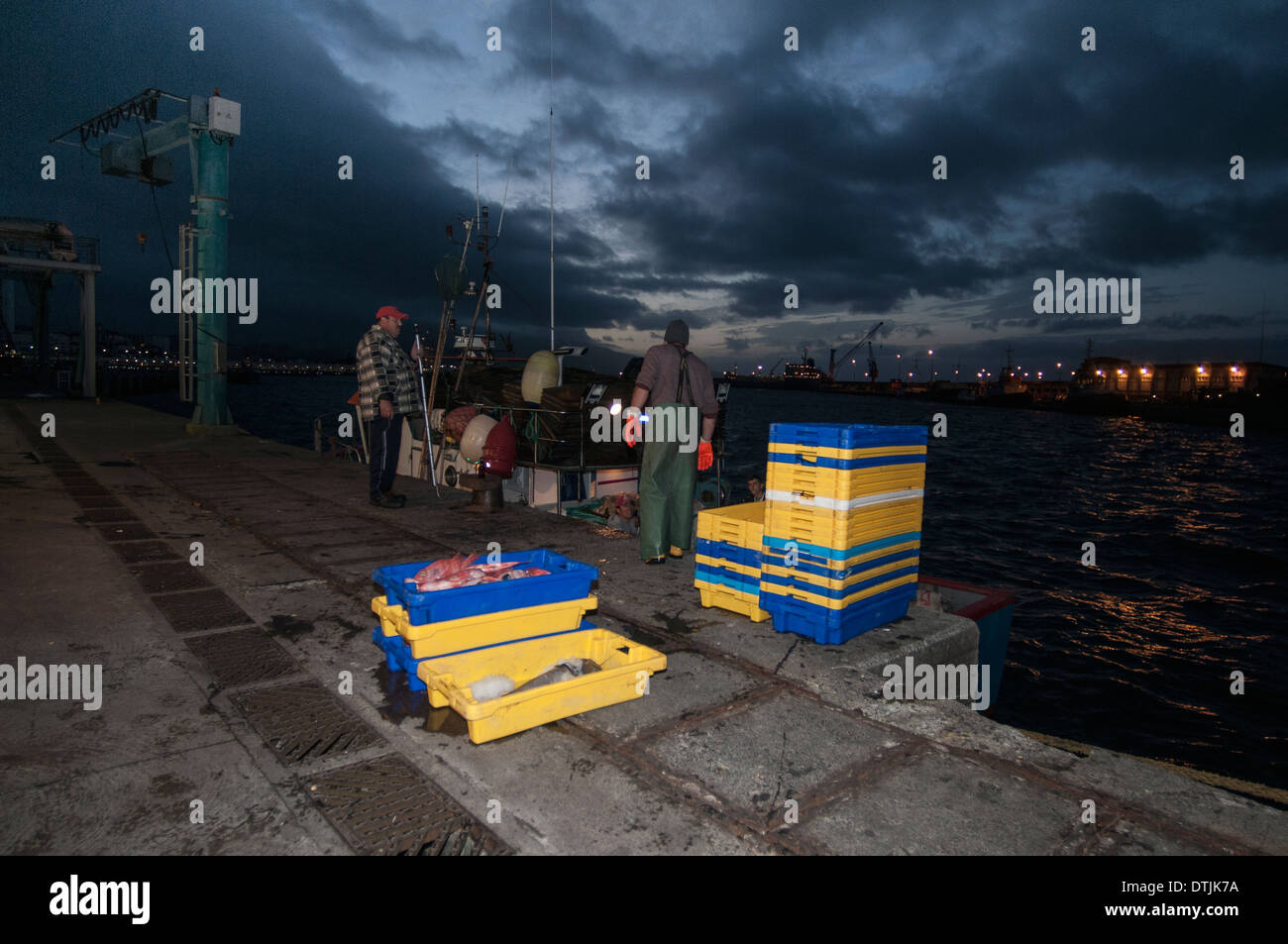 Fischer entlasten Fang aus deepwater lange Reihe Angelausflug. Sao Miguel, Azoren-Archipels. Stockfoto