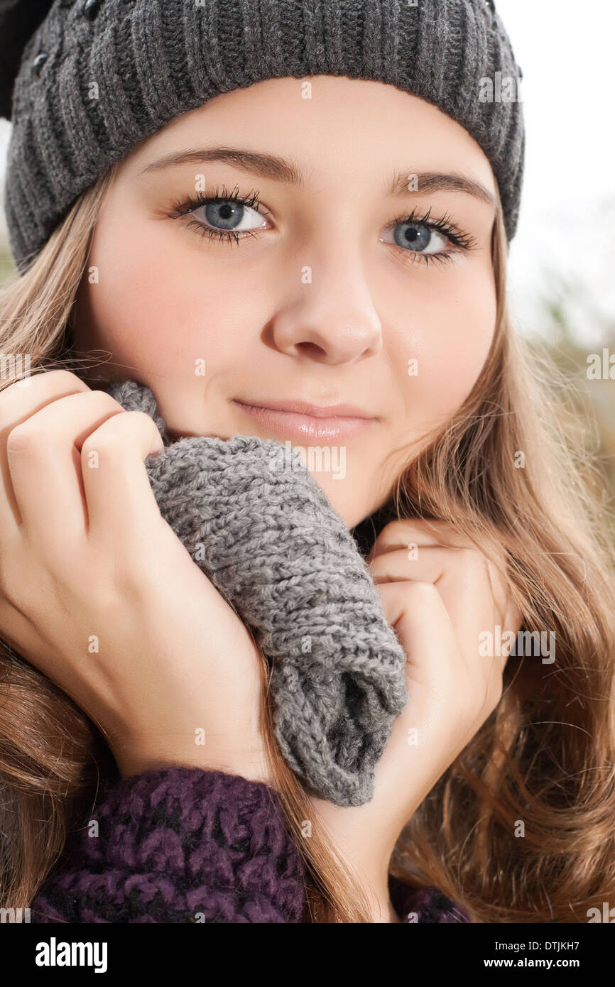 Junge Teenager-Mädchen hat eine schöne Zeit im kalten november Stockfoto