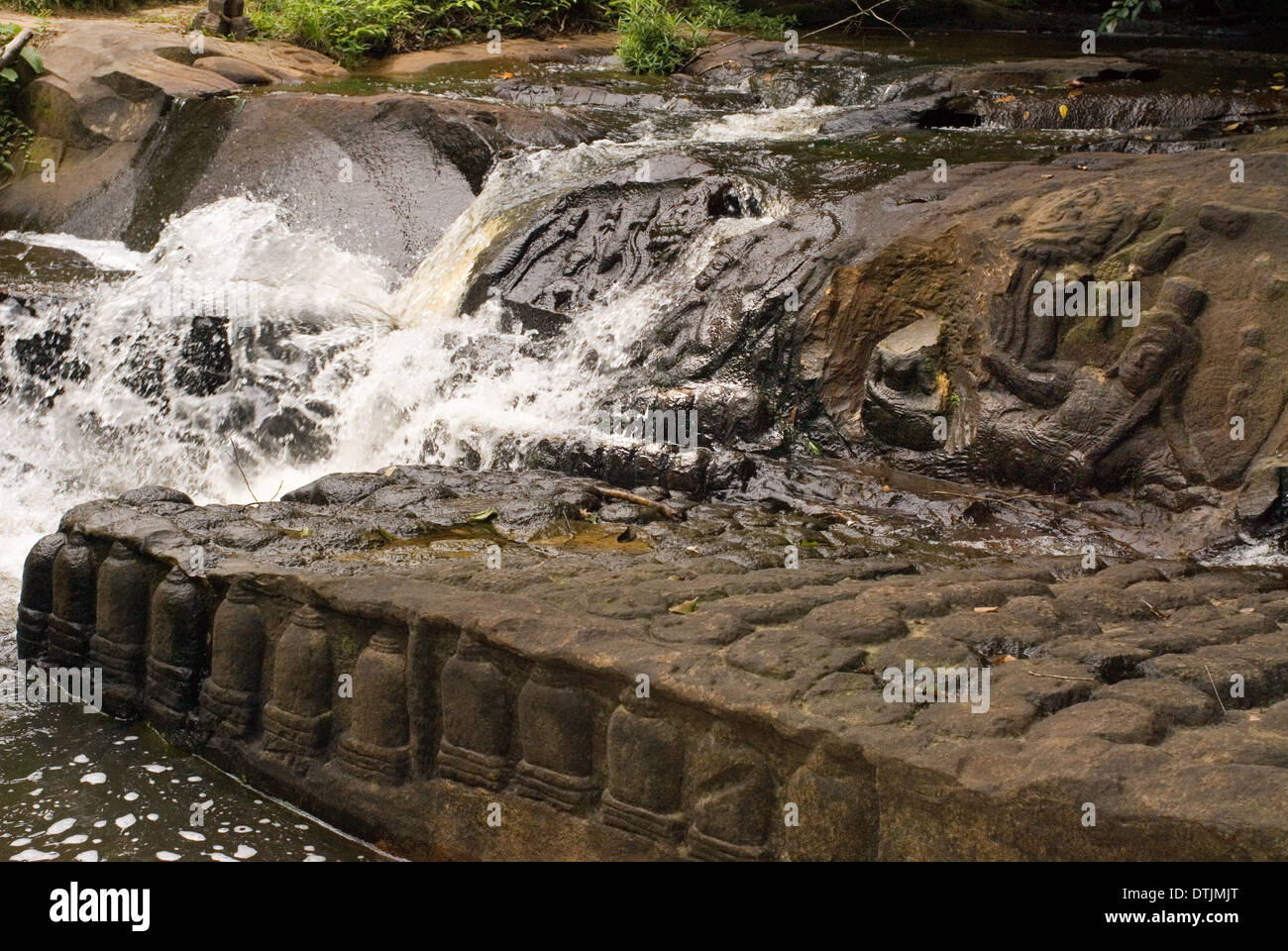 Gottheiten geschnitzt Flusssteine. Kabal Spean. Kbal Spean ist eine alte Hindu Wallfahrtsort im Dschungel auf der Südseite der Kulen Stockfoto