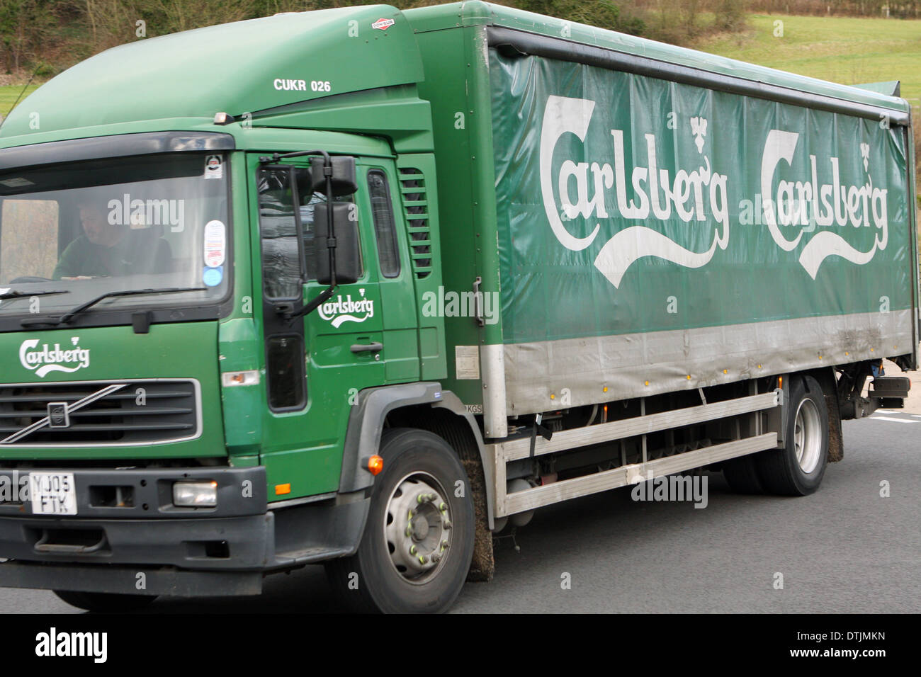 Ein Carlsberg-LKW um einen Kreisverkehr in Coulsdon, Surrey, England reisen Stockfoto