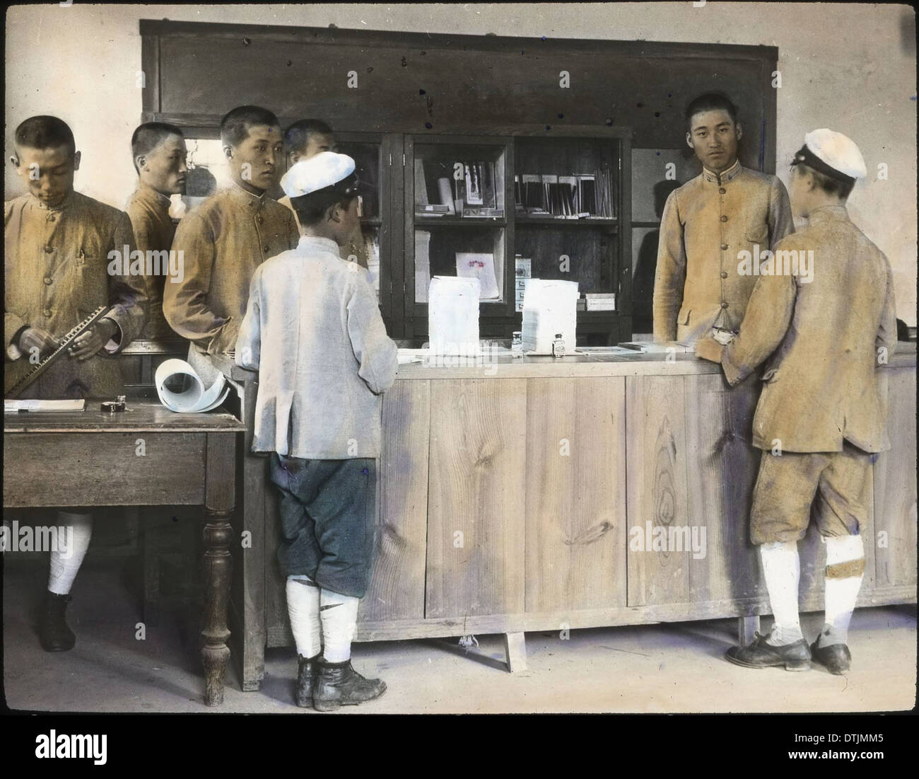 Ein Foto des Schulladens Pai Chai, das das Gebäude und möglicherweise einige Schüler oder Mitarbeiter davor zeigt. Das Bild repräsentiert einen Moment in der Geschichte der Bildung in Korea oder im Zusammenhang mit der Einrichtung. Stockfoto