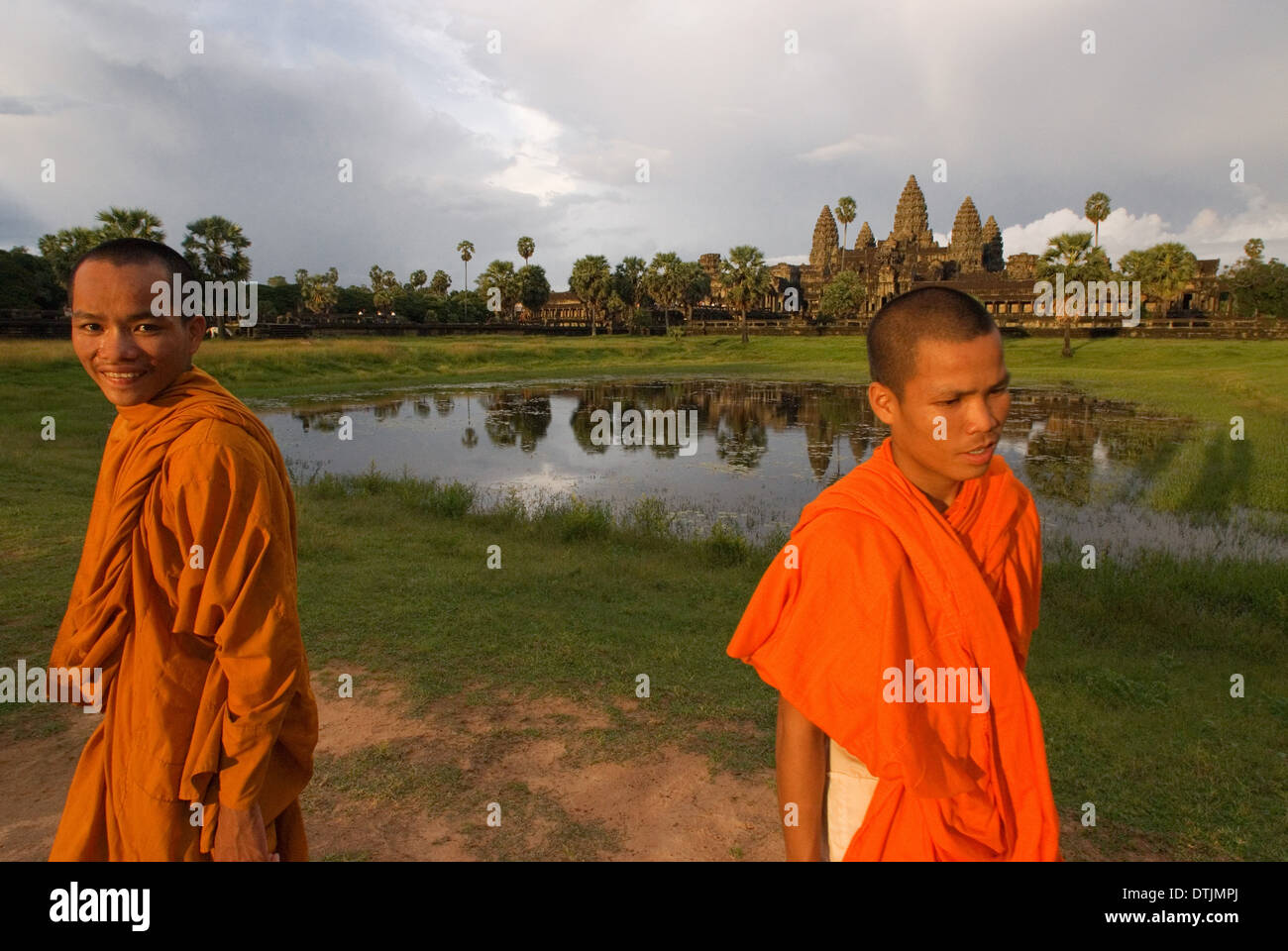 Zwei buddhistische Mönche auf der Außenseite der Tempel von Angkor Wat. Der Plan von Angkor Wat ist schwer zu begreifen, wenn Sie gehen durch Stockfoto