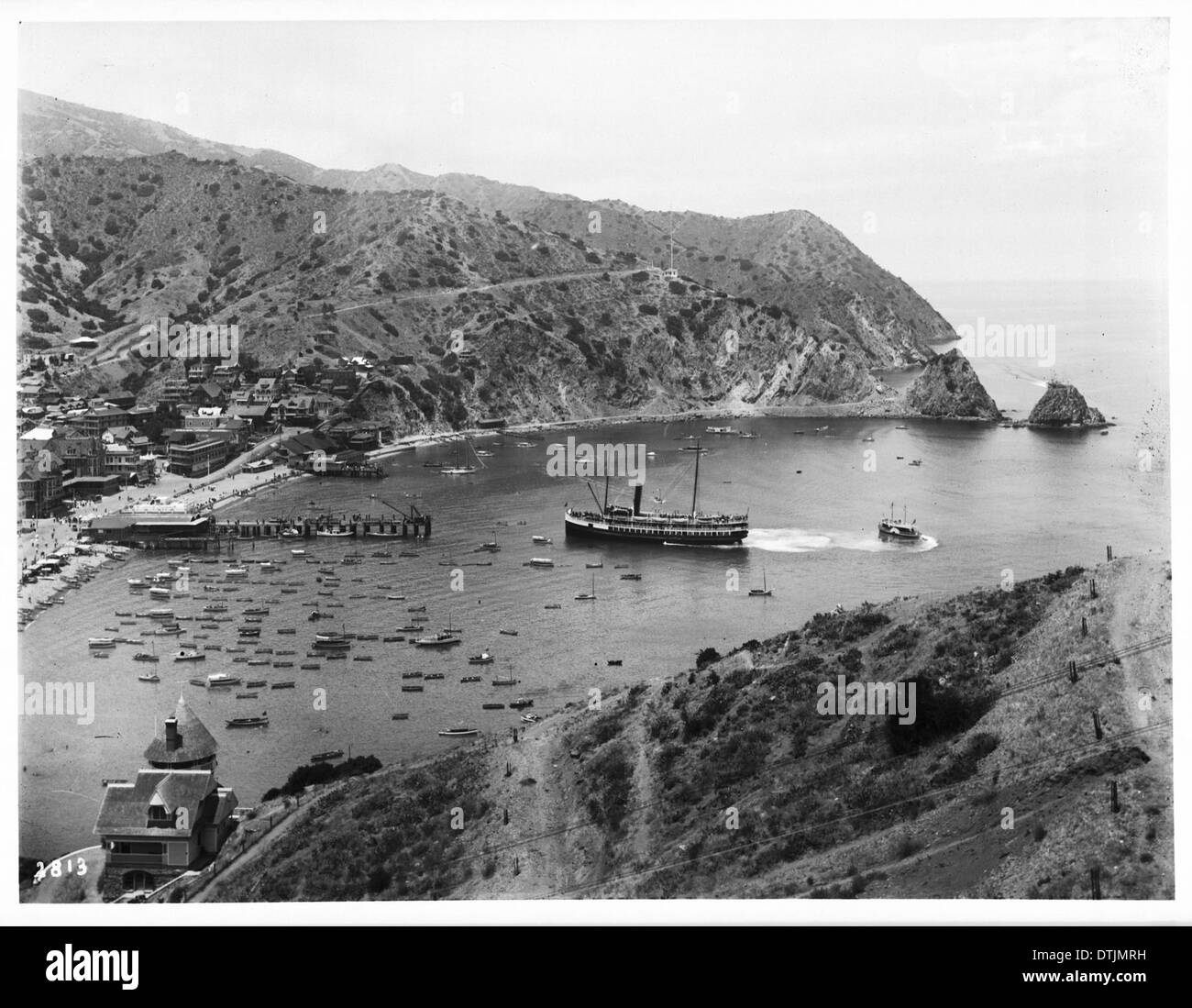 Panoramablick über Avalon Hafen mit Dampfschiff in Mitte des Hafen, Santa Catalina Island, ca.1910 Stockfoto