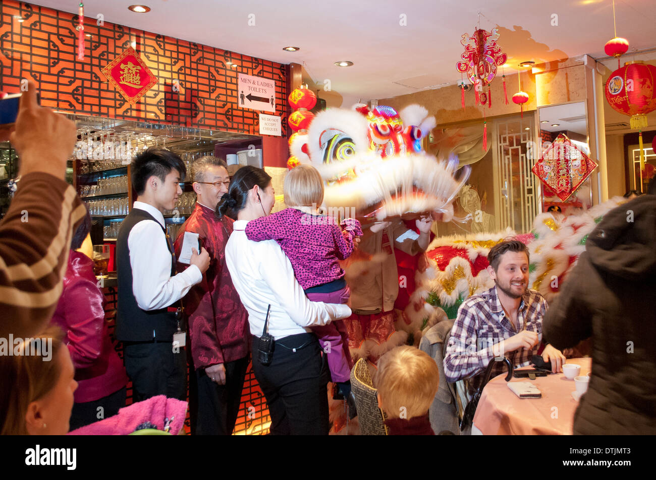 Löwentanz in Golden Dragon Restaurant, Chinese New Year, Chinatown, Soho, London, WC2, UK Stockfoto