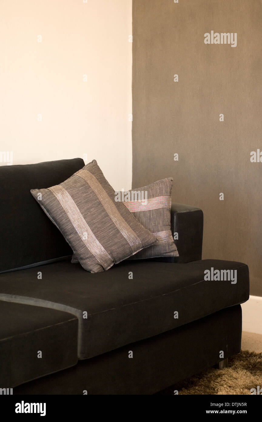 Monochrome Sofa mit Kissen Stockfoto