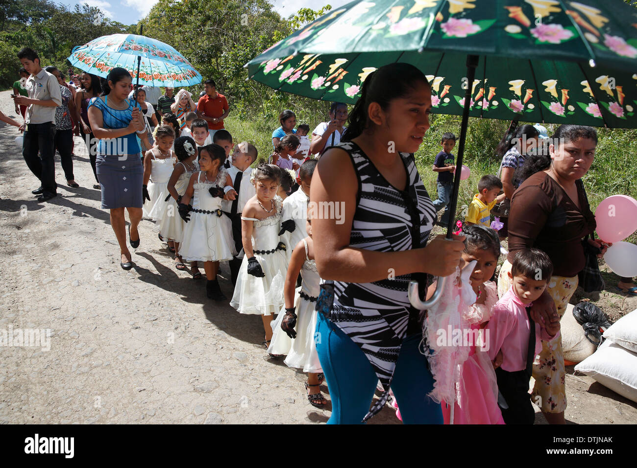 Menschen verlassen Kirche in einer Quinceañera Prozession, Rio Blanco, Nicaragua Stockfoto