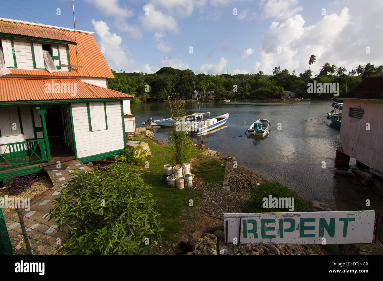 Häuser am Wasser in San Andres, Kolumbien Stockfoto